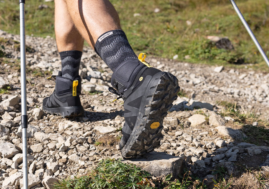 Der Joe Nimble Mountain Addict Wanderschuh in schwarz im Einsatz