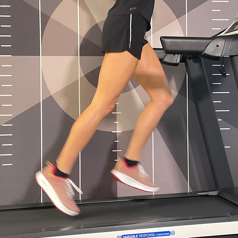 Läufer mit dem Joe Nimble Addict Pro-R in Farbe Rust auf dem Laufband