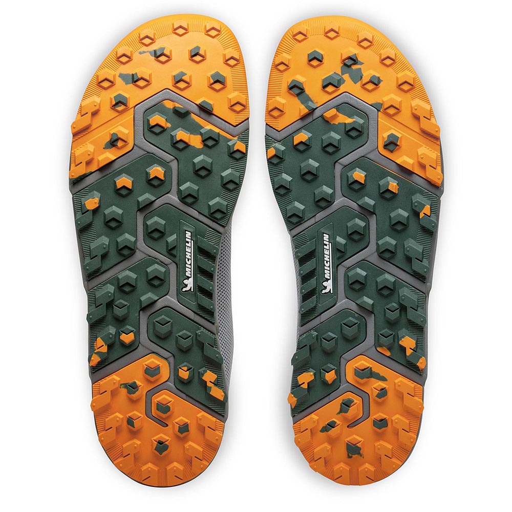 Die Michelin Sohle des Joe Nimble motionToes Paar in Grau von unten