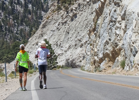 Läufer beim Badwater Ultramarathon