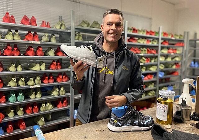 Sebastian mit dem Addict in einer Schuhwerkstatt