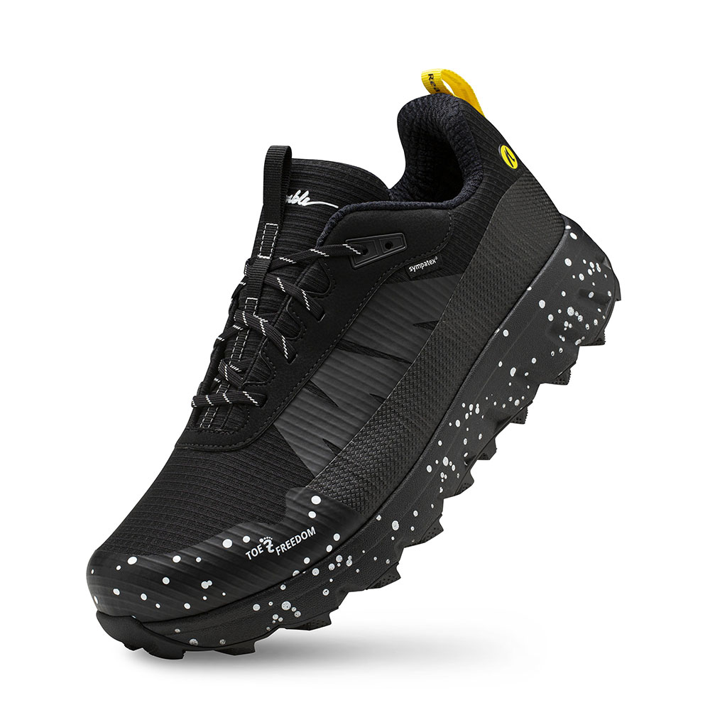 Der Joe Nimble Explore Addict Wanderschuh in schwarz auf der Spitze stehend