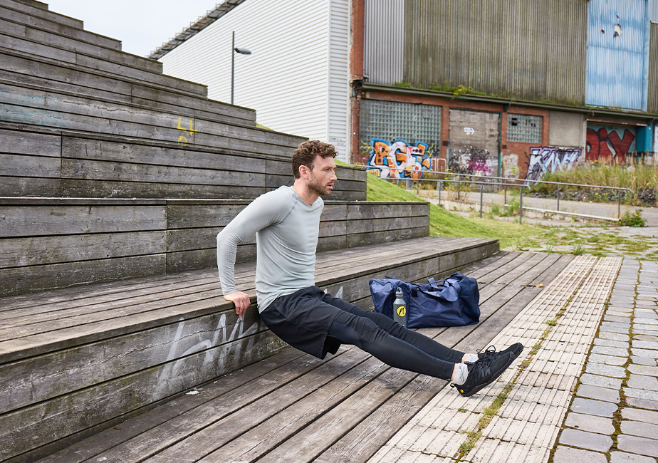 Mann beim aufwärmen auf einer Treppe mit dem Joe Nimble nimbleToes Gymschuh in schwarz
