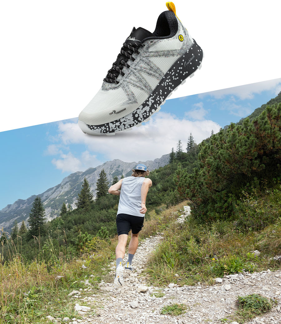 Closeup des Joe Nimble Trail Addict Pro-R Traillaufschuh in grau und mit Trailläufer in Aktion