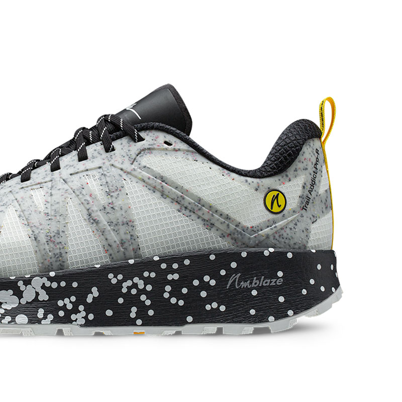 Der Absatz und die Sohle mit nmblBlaze Mittelsohle des Joe Nimble Trail Addict Pro-R Trail Laufschuh in grau