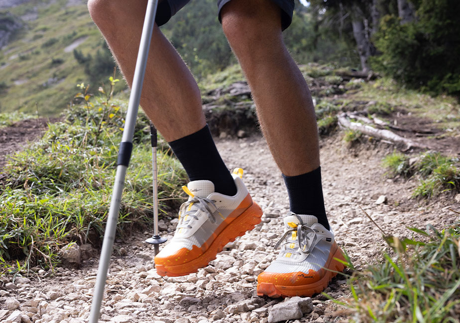 Trail Läufer im Gelände mit dem Joe Nimble Explore Addict Wanderschuh in orange