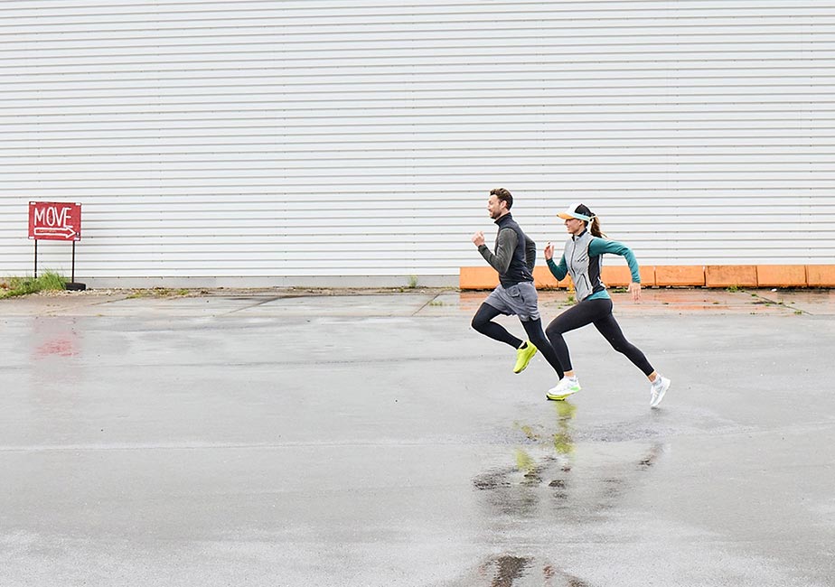 Läufer beim Running mit dem Joe Nimble Addict Pro-R Laufschuh in Weiß und Gelb