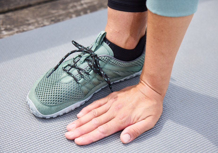Frau beim dehnen mit dem Joe Nimble nimbleToes Gymschuh in grün