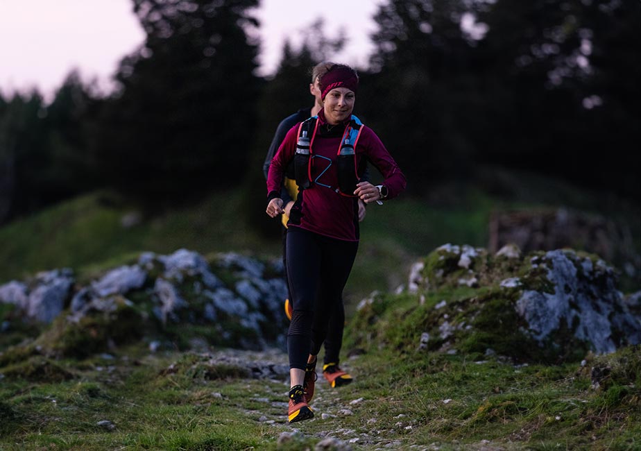 Trailläufer beim Training in der Dämmerung mit dem Joe Nimble Addict Pro-R Traillaufschuh in Braun