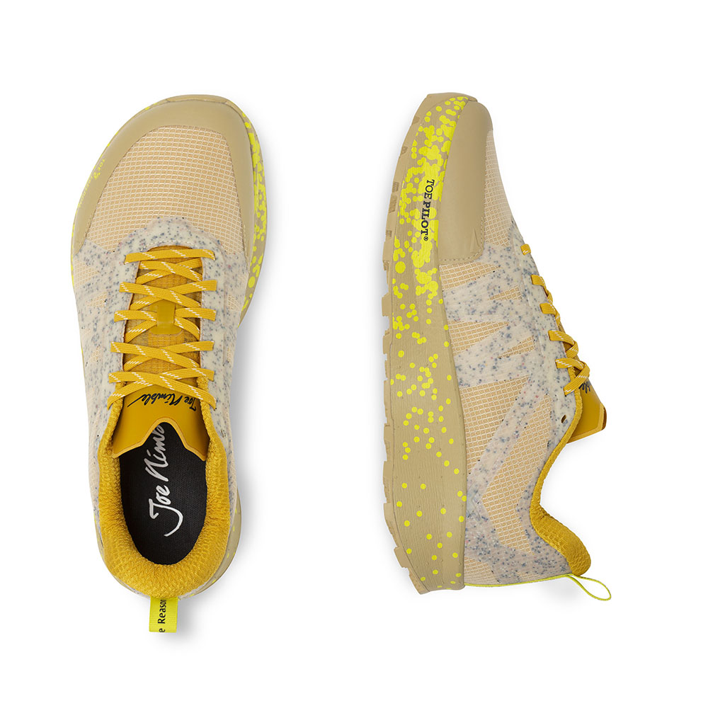 Der Joe Nimble Trail Addict Pro-R Trail Laufschuh - das Schuhpaar in Beige von oben und der Seite