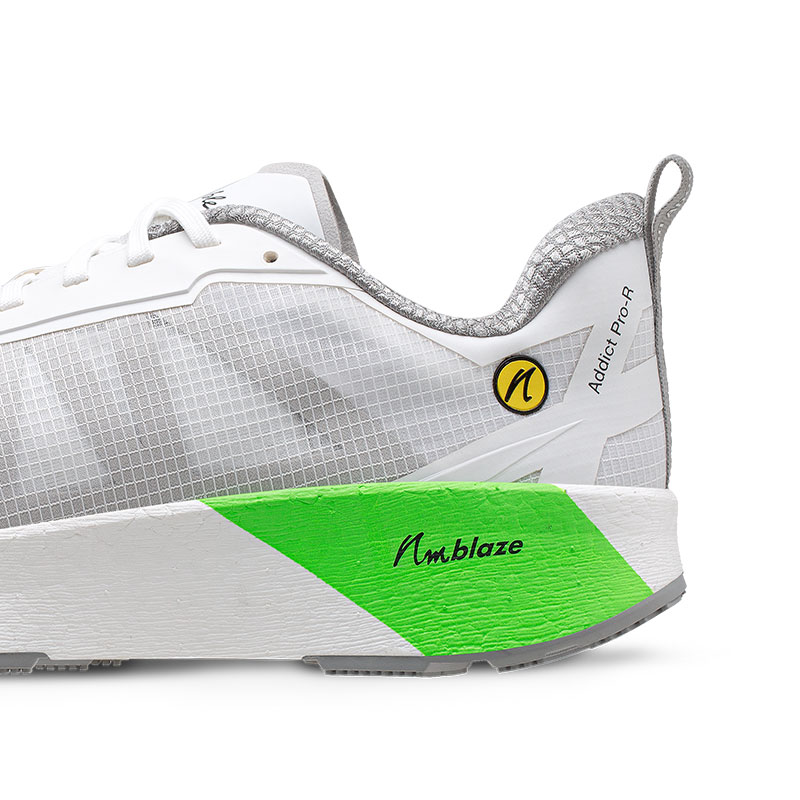 Der Absatz und die Sohle mit nmblBlaze Mittelsohle des Joe Nimble Addict Pro-R Laufschuh in Weiß mit Closeup auf die grüne Applikation