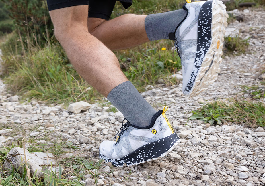 Trailläufer in Aktion mit dem Joe Nimble Trail Addict Pro-R Traillaufschuh in Grau im Gelände