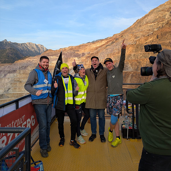 Rainer und das Team nachdem er den Rekordlauf gemeistert hat