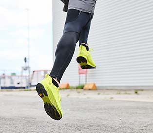 Läuferin mit dem Joe Nimble Addict Pro-R in Gelb