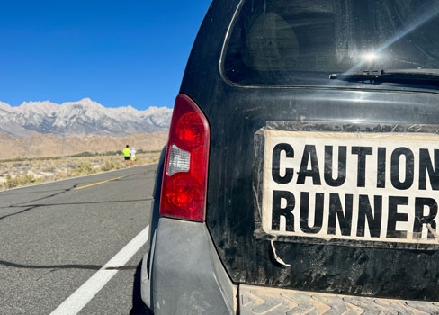 Auto beim Badwater Ultramarathon mit der Aufschrit "Caution Runner"