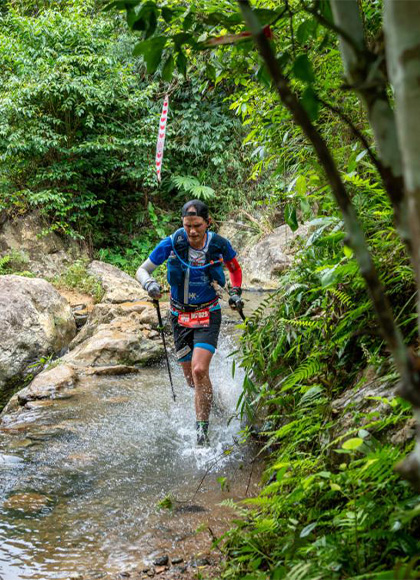 Athlet Rainer Predl beim Marathon während er durchs Wasser läuft