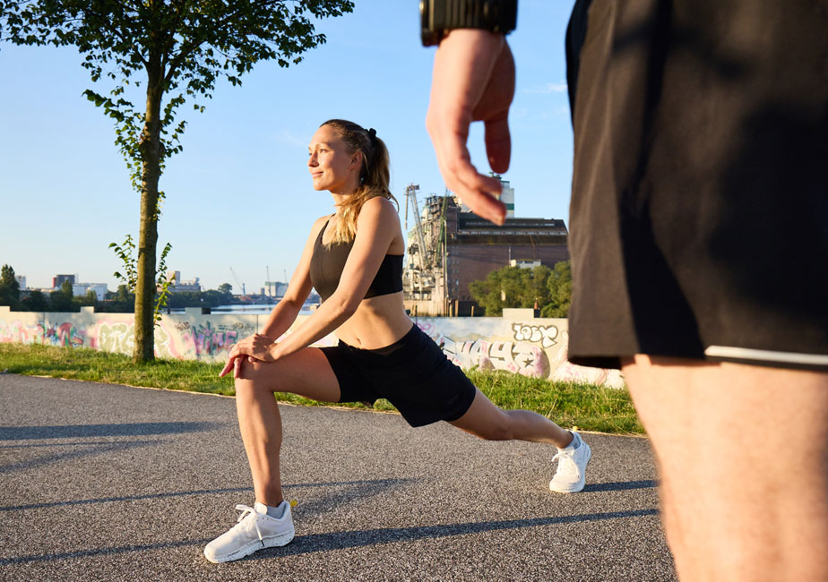 Läufer beim dehnen mit dem Joe Nimble Addict Pro-R Laufschuh in perle/weiss