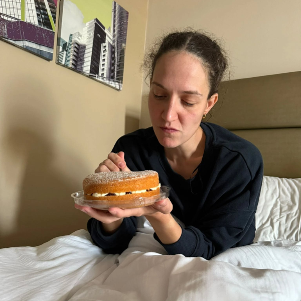 Reka isst Kuchen im Bett