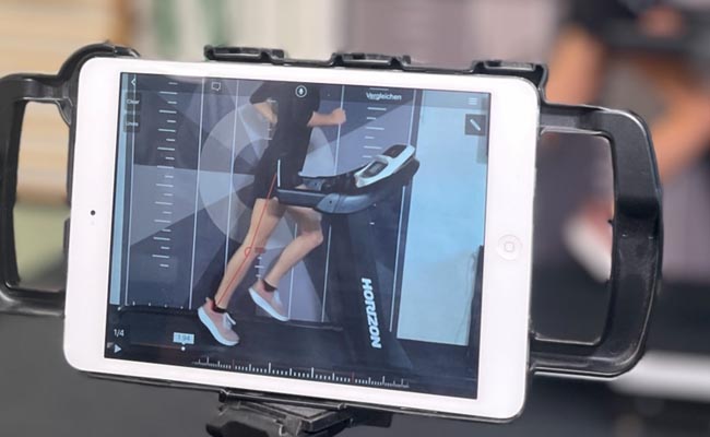 Läufer auf einem Laufband bei der Fußvermessung