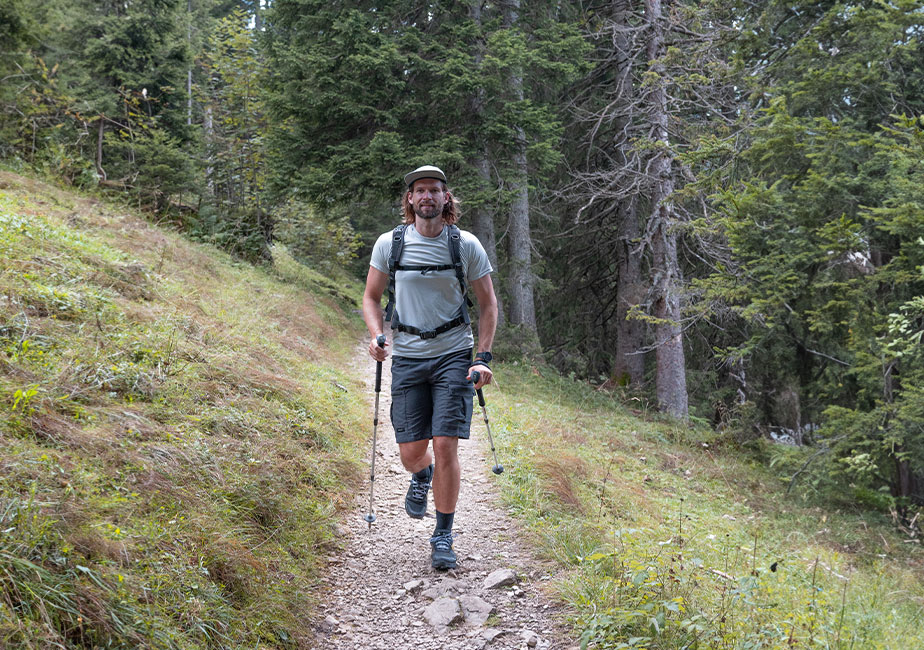 Läufer auf dem Trail mit dem Joe Nimble Explore Addict Trailschuh in schwarz