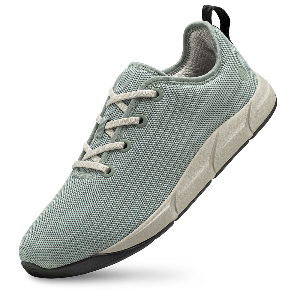 Der Joe Nimble motionToes in Grün auf der Spitze stehend