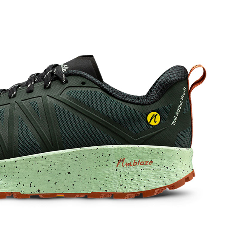 Der Absatz und die Sohle mit nmblBlaze Mittelsohle des Joe Nimble Trail Addict Por-R Trail Laufschuh in grün