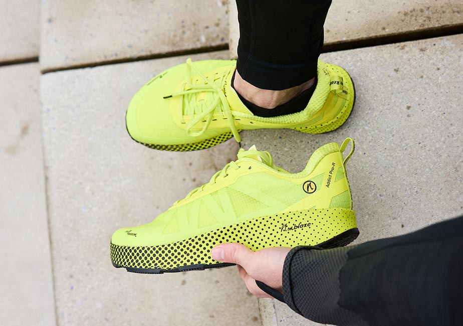 Läufer zeigt den Joe Nimble Addict Pro-R Laufschuh in Gelb