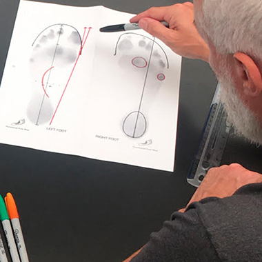 Unser biomechaniker Lee Saxby beim erklären des Fußes