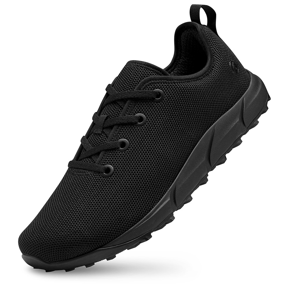 Der Joe Nimble motionToes in schwarz auf der Spitze stehend