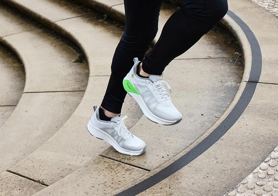 Der Joe Nimble Addict Pro-R Laufschuh in Weiß im Lauftraining auf der Treppe