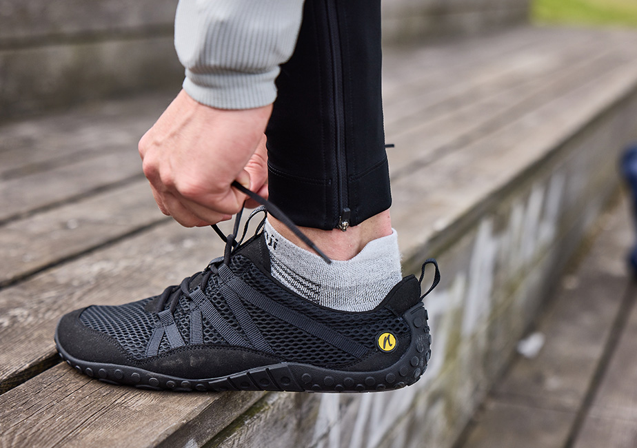 Der Joe Nimble nimbleToes Gymschuh in schwarz beim Schnürsenkel binden