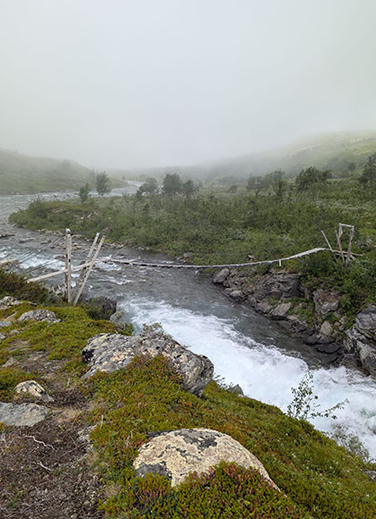 Abenteuerliche Brücke über einen Fluß