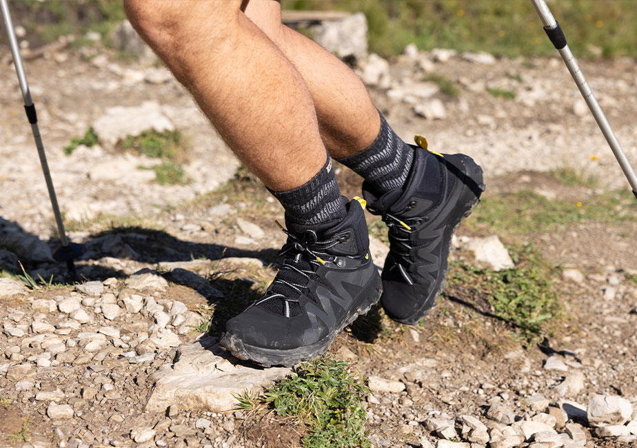 Der Joe Nimble Mountain Addict Wanderschuh in schwarz im Einsatz