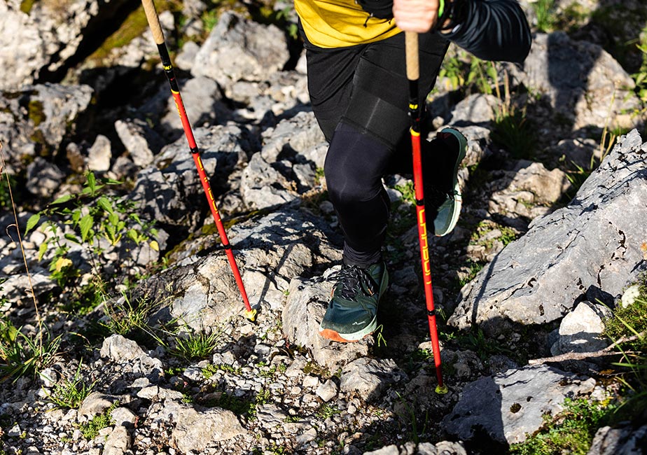 Der Joe Nimble Trail Addict Pro-R Traillaufschuh auf steinigen Wegen in den Bergen.