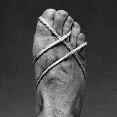 eingeengte Zehen die mit einem Seil zusammengebunden wurden