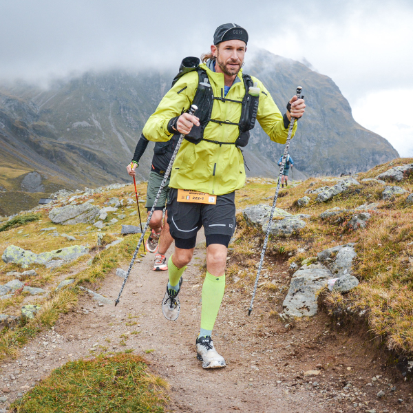 2025-transalpin-jens-kramer-im-trail-in-regenkleidung