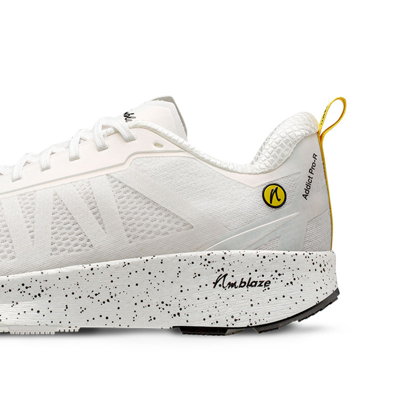 Der Absatz und die Sohle mit nmblBlaze Mittelsohle des Joe Nimble Addict Pro-R Laufschuh in perle