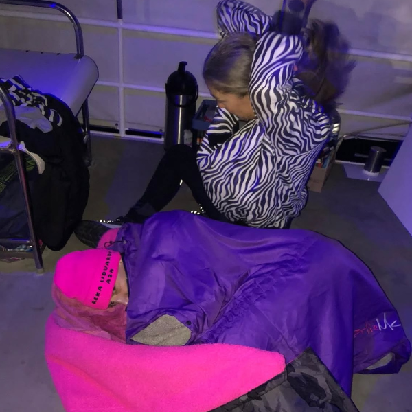 Reka mit Kollegin zwischen Tanz und Tiefpunkt