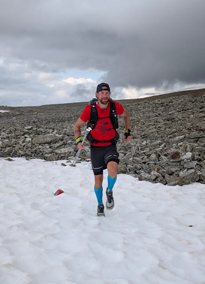 Jens läuft über Geröll und Schnee