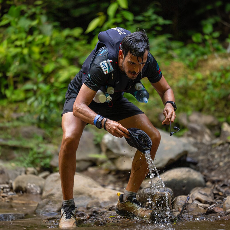 Läufer im Regenwald beim Marathon
