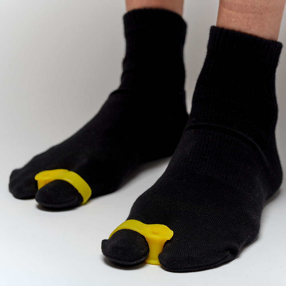 die Big Toe Spacer von Joe Nimble am Fuß mit Zehensocken