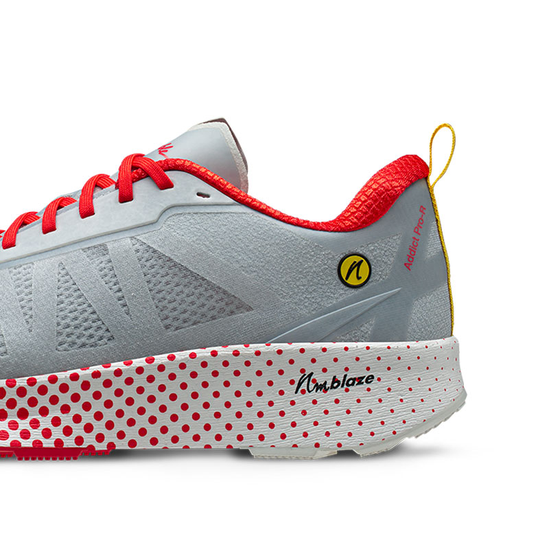 Der Absatz und die Sohle mit nmblBlaze Mittelsohle des Joe Nimble Addict Pro-R Laufschuh in grau rot
