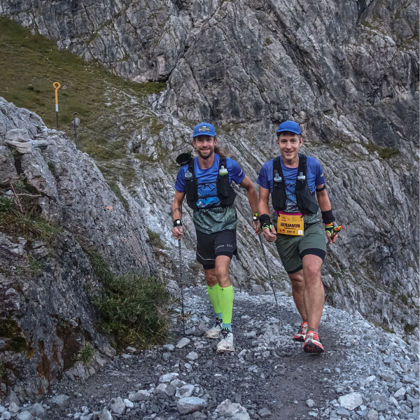 2025-transalpin-jens-kramer-mit-trainingspartner-in-felsigem-gelnde