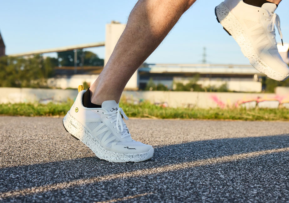 Joe Nimble Addict Pro-R Laufschuh in perle/weis und mit Läufer in Aktion