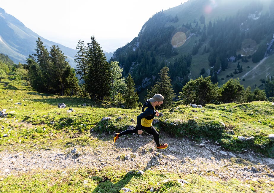 Trailläufer beim Lauftraining im Gelände mit dem Joe Nimble Trail Addict Pro-R Traillaufschuh in braun